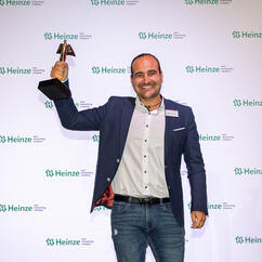 Fabian Ladenburger, Head of Marketing Management at PCI Augsburg GmbH, is delighted with gold at the Heinze Architects' Darling Award in the 'Adhesives/Mortars' product category