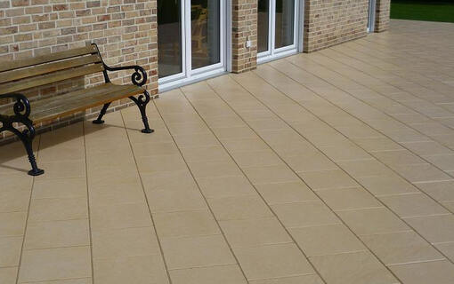 Terrasse mit Betonsteinplatten verlegt und verfugt