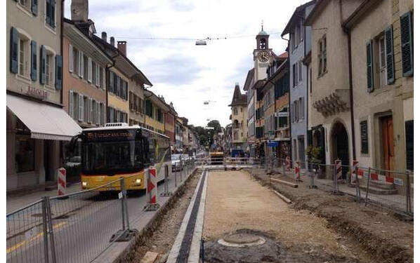 Le problème emblématique des villes est celui du stationnement des véhicules et la Ville de Rolle n’y échappe pas. Avant les travaux, on comptait env. 600 places dans les abords immédiats de la Grand-Rue. Aujourd’hui, les emplacements des véhicules a été avec bonheur modifié en intercalant des places de stationnement de chaque côté de la chaussée Au total, le même nombre de places est disponible.