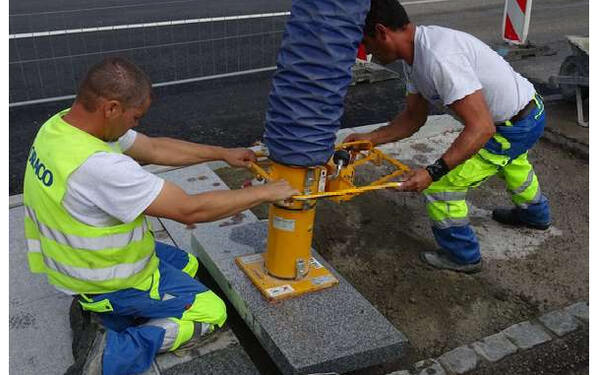 Bain de mortier et mise en place des dalles avec la machine à ventouse