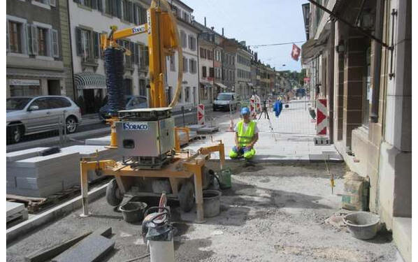 Le choix s’est porté finalement sur un mortier joint modifié à base de ciment pour des largeurs de joints de 5 à 50 mm de couleur gris ciment. PCI Pavifix CEM ROC a rempli cette fonction à la satisfaction de l’entreprise.