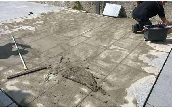 La méthode de mise en œuvre du mortier PCI Pavifix CEM ROC s’est effectuée à consistance molle plastique au racloir à lame de caoutchouc.