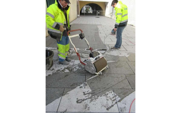 Le nettoyage avec une machine à nettoyer à bande.