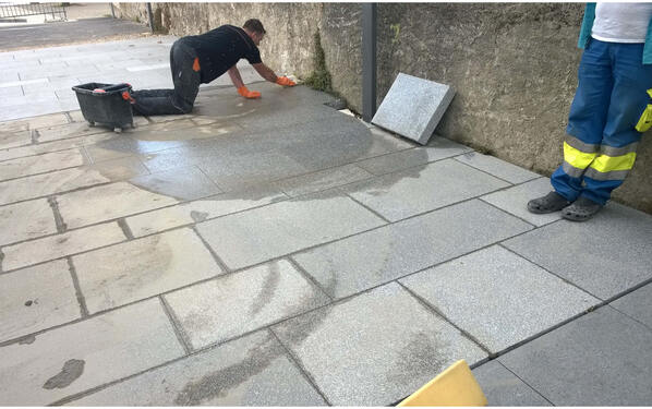 La surface à recouvrir de granit dépassait les 7'500 m2 et permettez la précision ; la Grand-Rue n’est pas aussi rectiligne que l’on veut bien le dire.