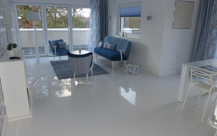 In un appartamento di proprietà a Usedom sono state posate lastre di grande formato 300 x 150 cm. La sfida è stata vinta con i prodotti di PCI Augsburg GmbH.