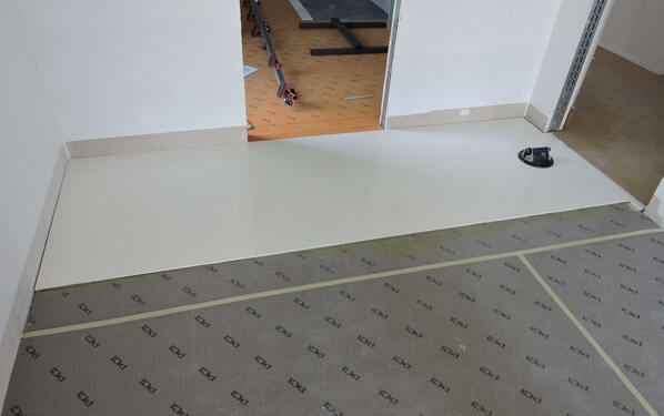 Al fine di ridurre i tensionamenti, gli addetti alla posa hanno applicato il manto desolidarizzante PCI Pecilastic E con l'adesivo deformabile PCI Flexmörtel S1 Flott. Nel bagno è stato utilizzato il manto impermeabile e desolidarizzante PCI Pecilastic U.