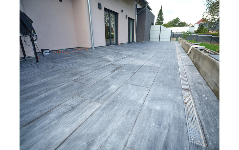 Wohlfühlbereiche im Freien mit Drainestrich und Entwässerungsrinne von Grund auf erneuern